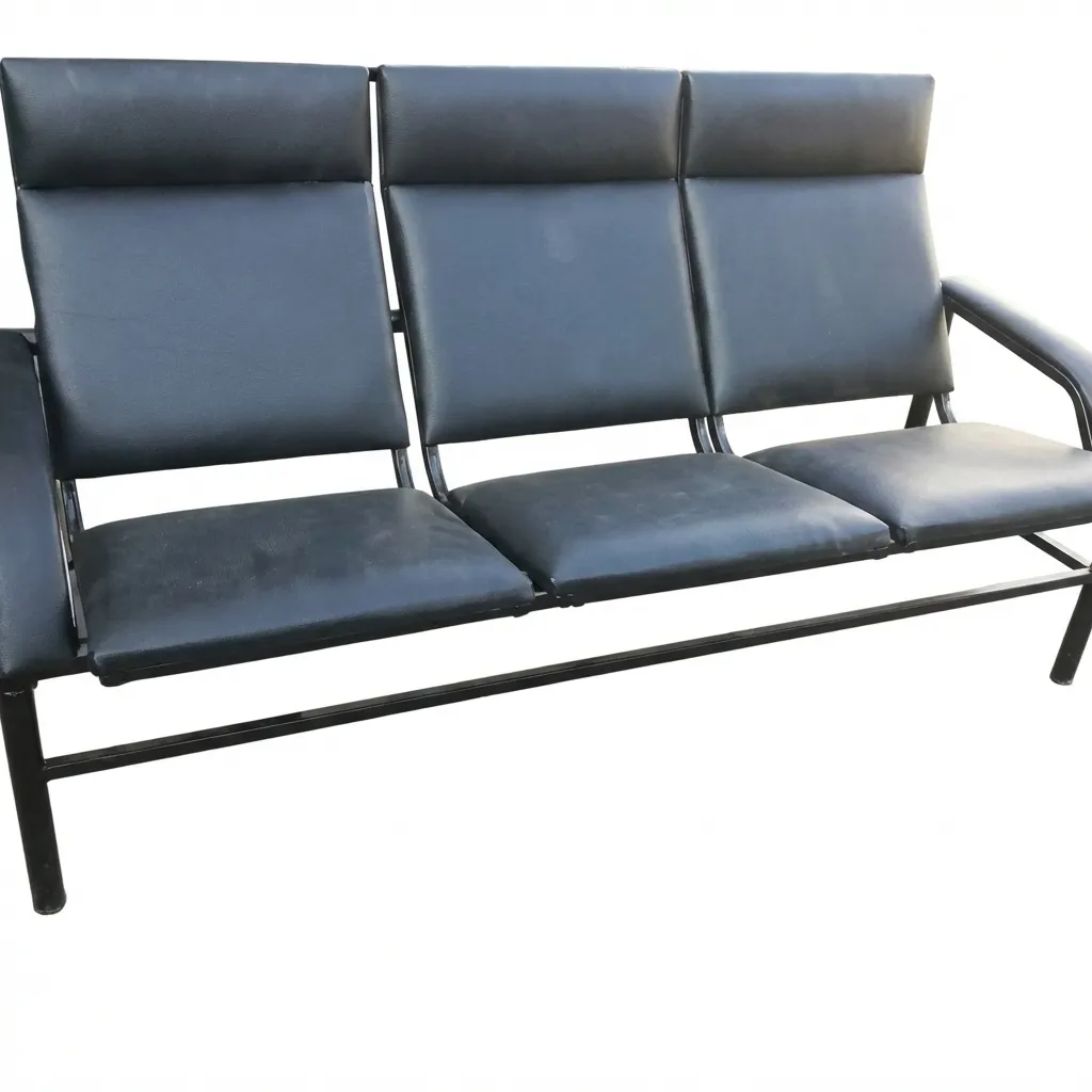 Трехместная скамья на металлокаркасе